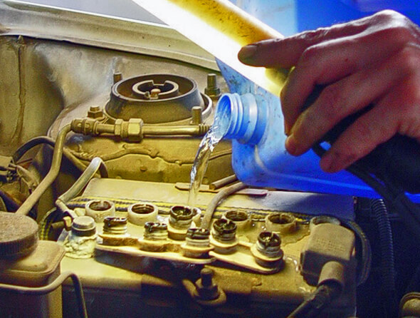 O que é a água de bateria de caminhão e por que ela não pode secar